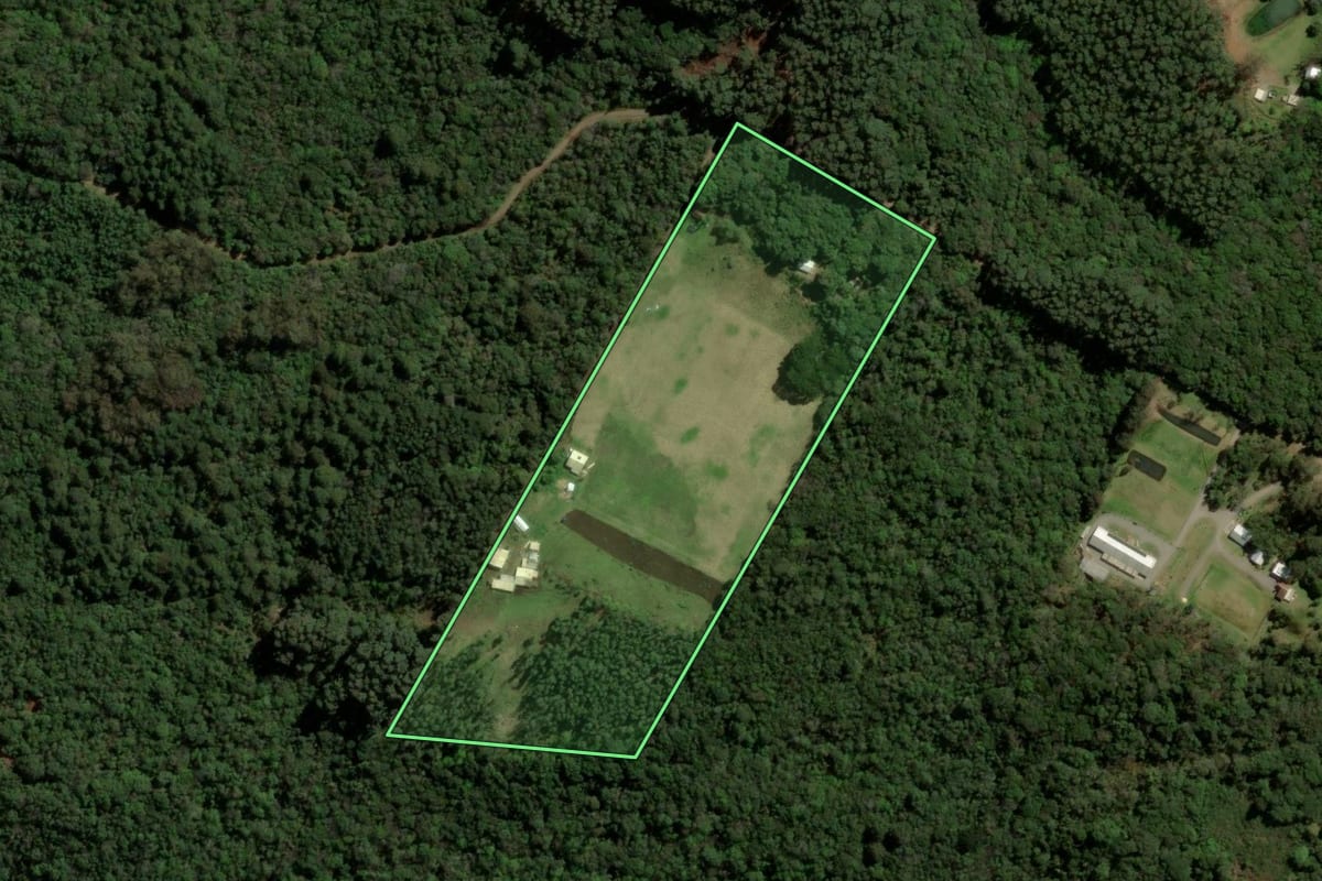 Imagem de satélite do imóvel rural em Gramado (RS), com o contorno declarado no CAR desenhado por cima.