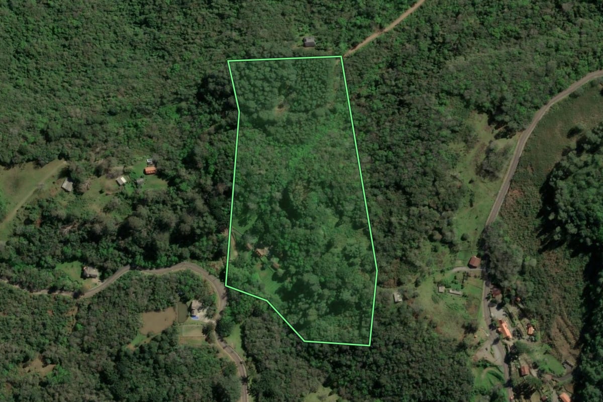 Imagem de satélite do imóvel rural em Gramado (RS), com o contorno declarado no CAR desenhado por cima.