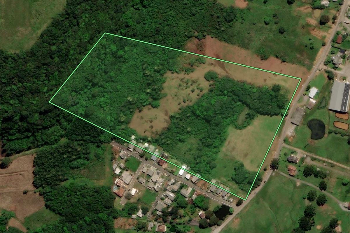 Imagem de satélite do imóvel rural em Gramado (RS), com o contorno declarado no CAR desenhado por cima.