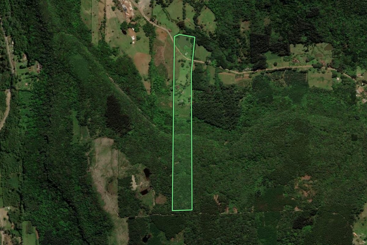 Imagem de satélite do imóvel rural em Gramado (RS), com o contorno declarado no CAR desenhado por cima.