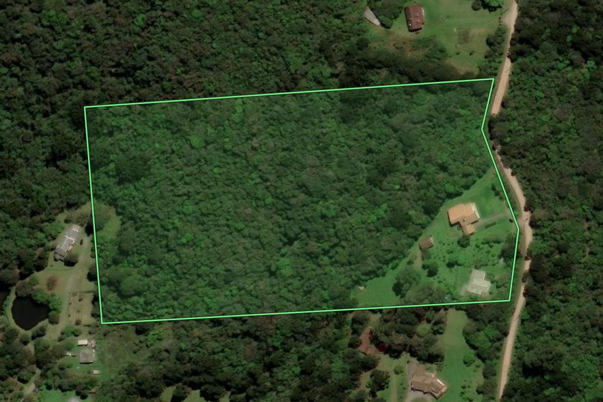 Imagem de satélite do imóvel rural em Gramado (RS), com o contorno declarado no CAR desenhado por cima.