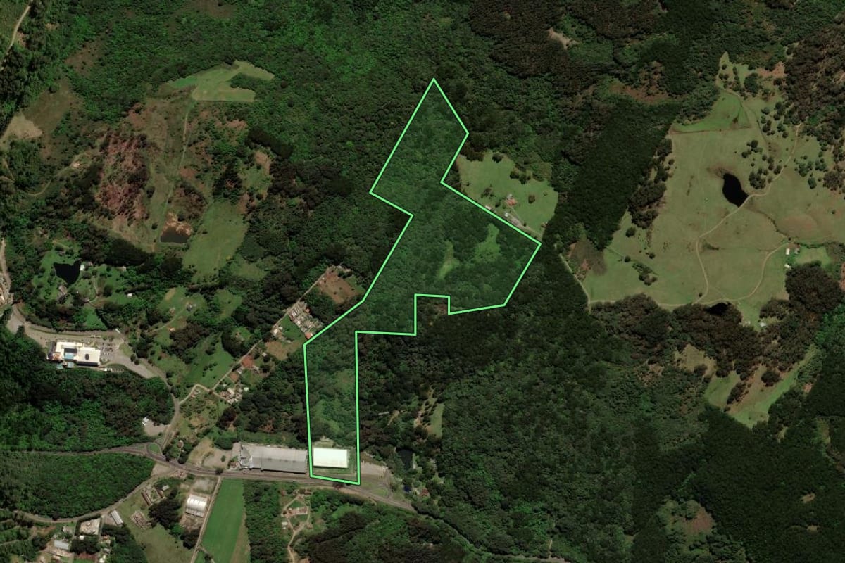 Imagem de satélite do imóvel rural em Gramado (RS), com o contorno declarado no CAR desenhado por cima.