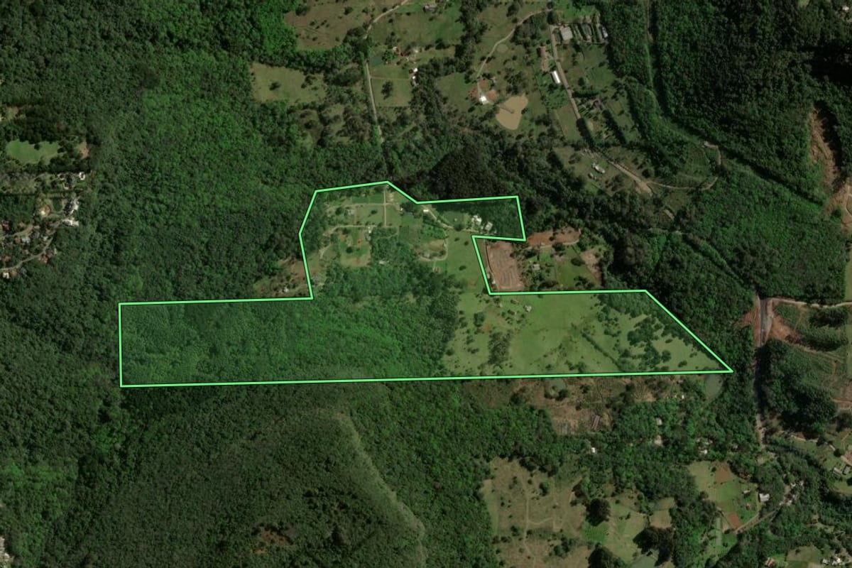 Imagem de satélite do imóvel rural em Gramado (RS), com o contorno declarado no CAR desenhado por cima.