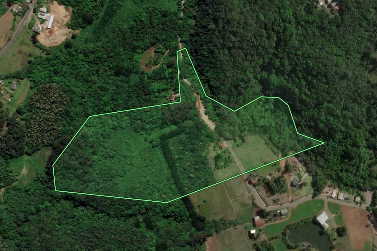 Imagem de satélite do imóvel rural em Gramado (RS), com o contorno declarado no CAR desenhado por cima.