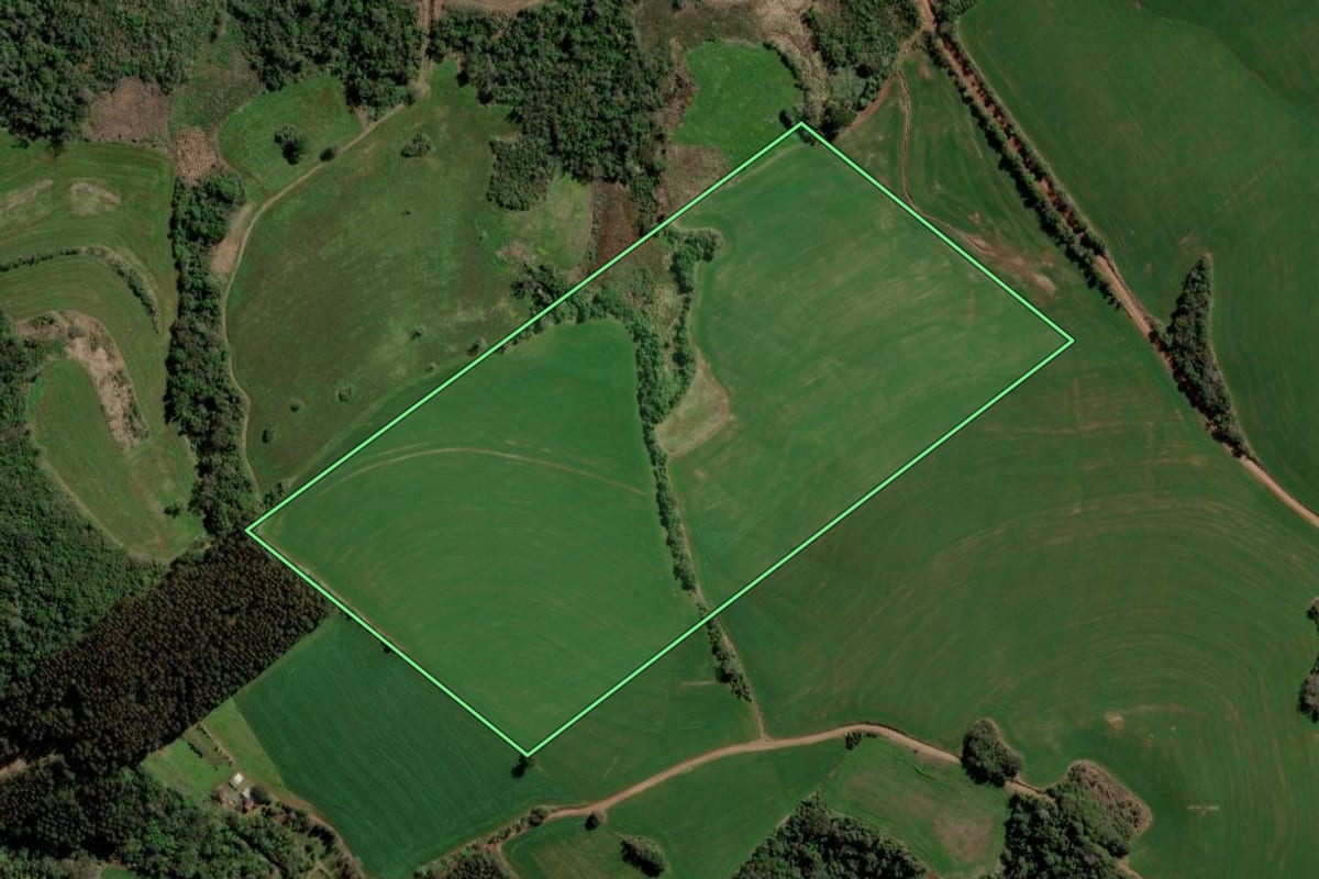 Imagem de satélite do imóvel rural em Gramado dos Loureiros (RS), com o contorno declarado no CAR desenhado por cima.