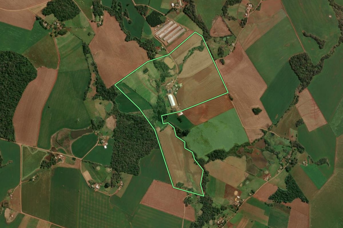 Imagem de satélite do imóvel rural em Gramado dos Loureiros (RS), com o contorno declarado no CAR desenhado por cima.