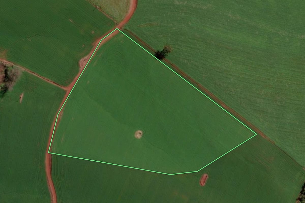 Imagem de satélite do imóvel rural em Gramado dos Loureiros (RS), com o contorno declarado no CAR desenhado por cima.