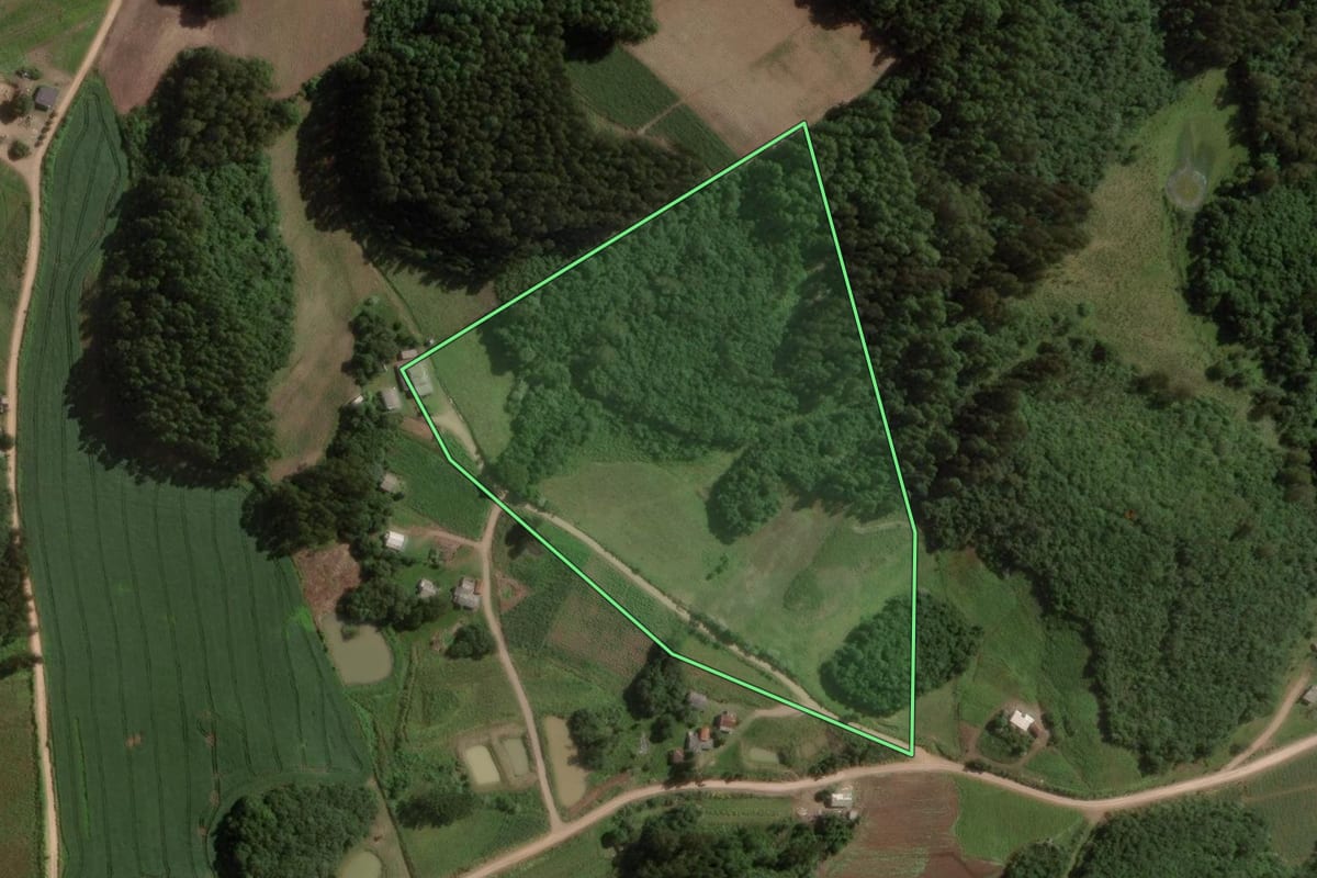 Imagem de satélite do imóvel rural em Gramado Xavier (RS), com o contorno declarado no CAR desenhado por cima.