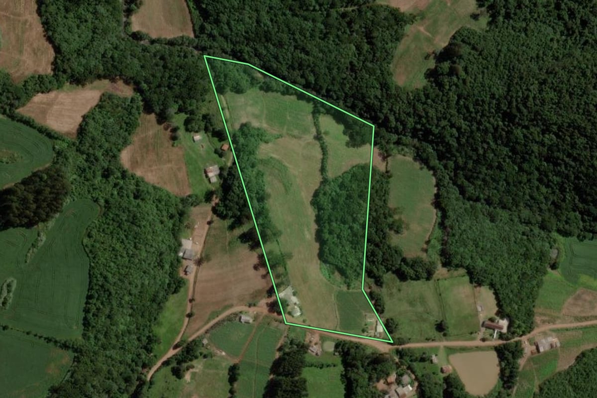 Imagem de satélite do imóvel rural em Gramado Xavier (RS), com o contorno declarado no CAR desenhado por cima.