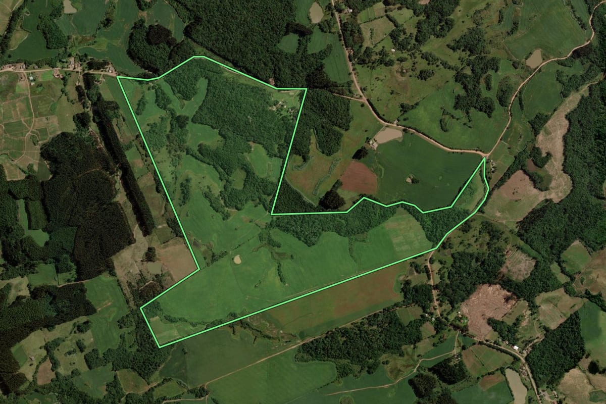 Imagem de satélite do imóvel rural em Gramado Xavier (RS), com o contorno declarado no CAR desenhado por cima.
