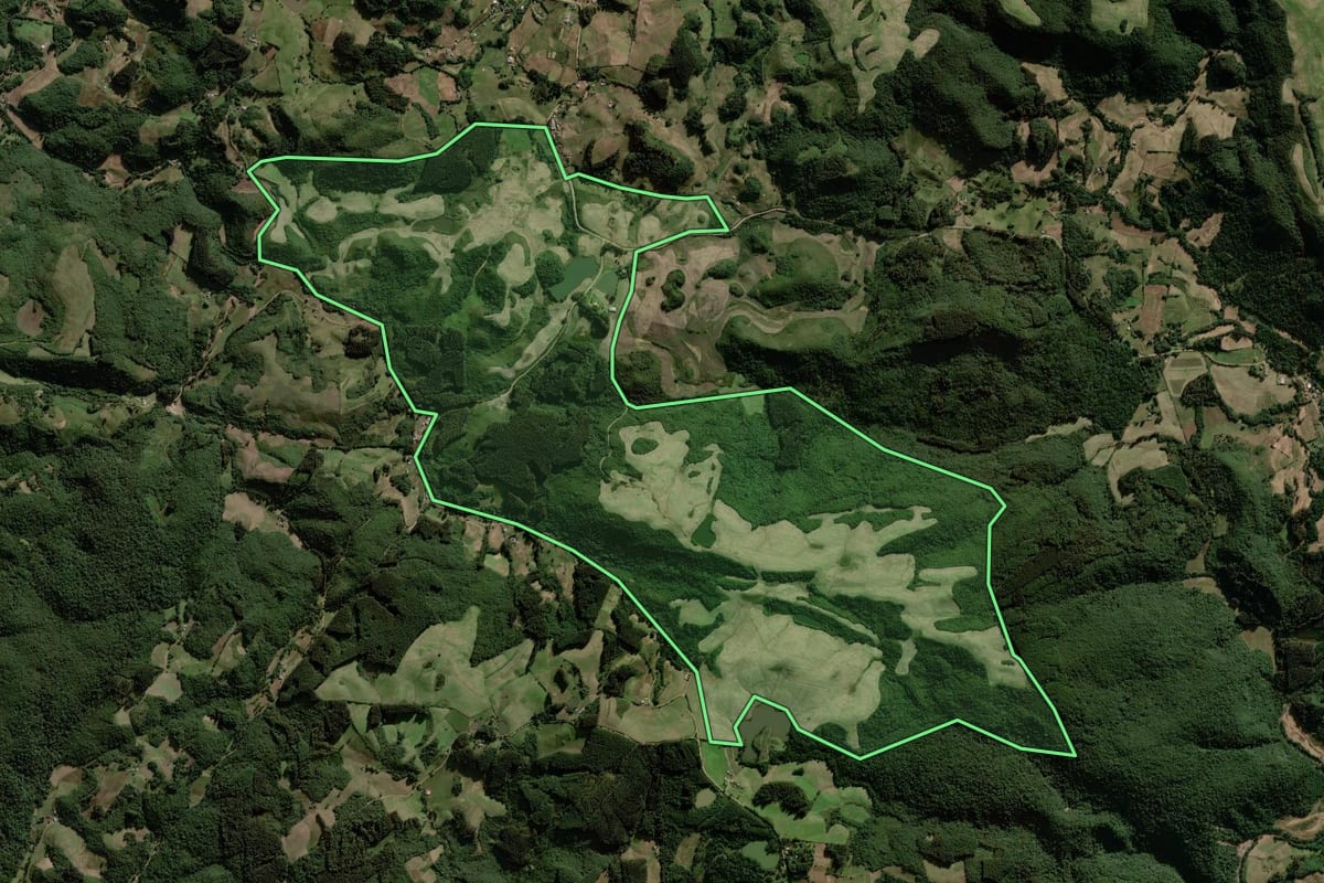 Imagem de satélite do imóvel rural em Gramado Xavier (RS), com o contorno declarado no CAR desenhado por cima.