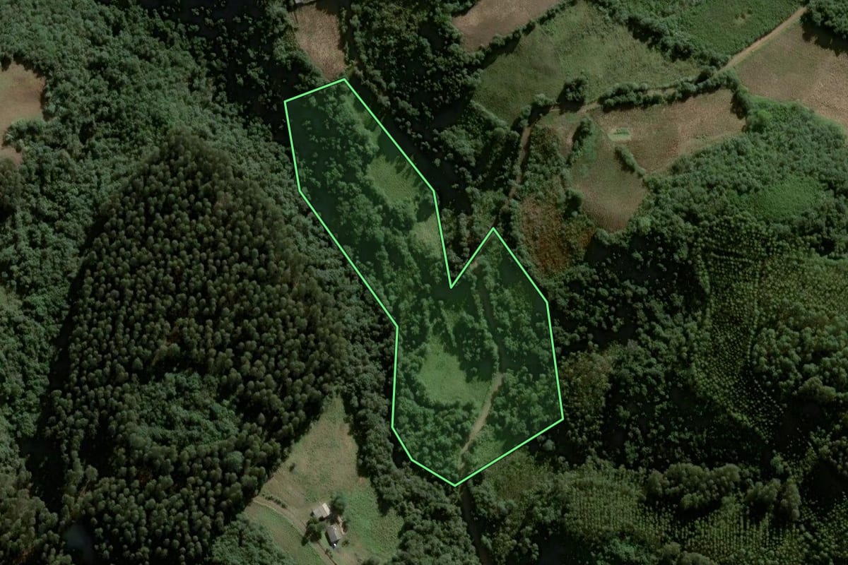 Imagem de satélite do imóvel rural em Gramado Xavier (RS), com o contorno declarado no CAR desenhado por cima.