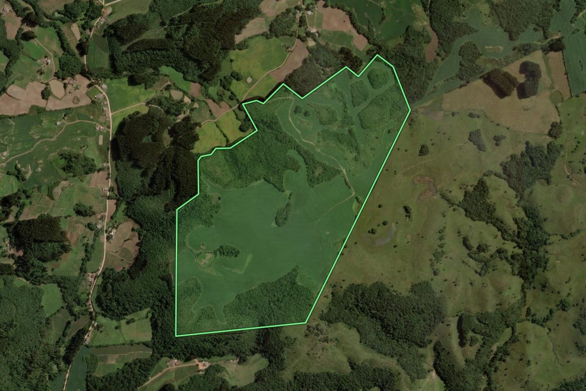 Imagem de satélite do imóvel rural em Gramado Xavier (RS), com o contorno declarado no CAR desenhado por cima.