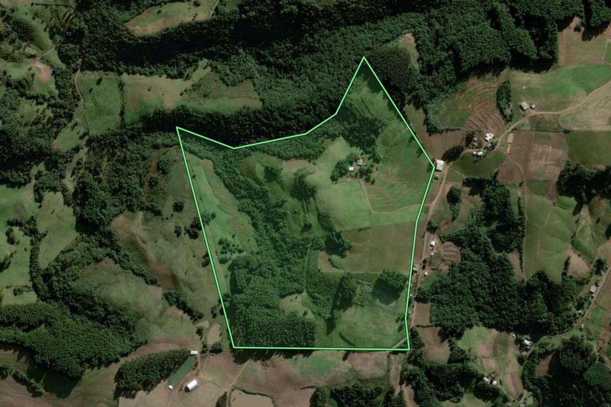 Imagem de satélite do imóvel rural em Gramado Xavier (RS), com o contorno declarado no CAR desenhado por cima.