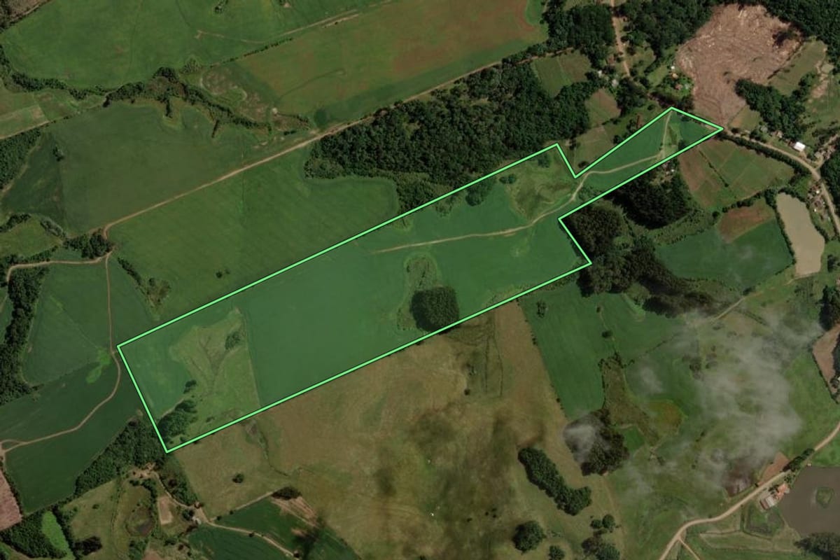 Imagem de satélite do imóvel rural em Gramado Xavier (RS), com o contorno declarado no CAR desenhado por cima.