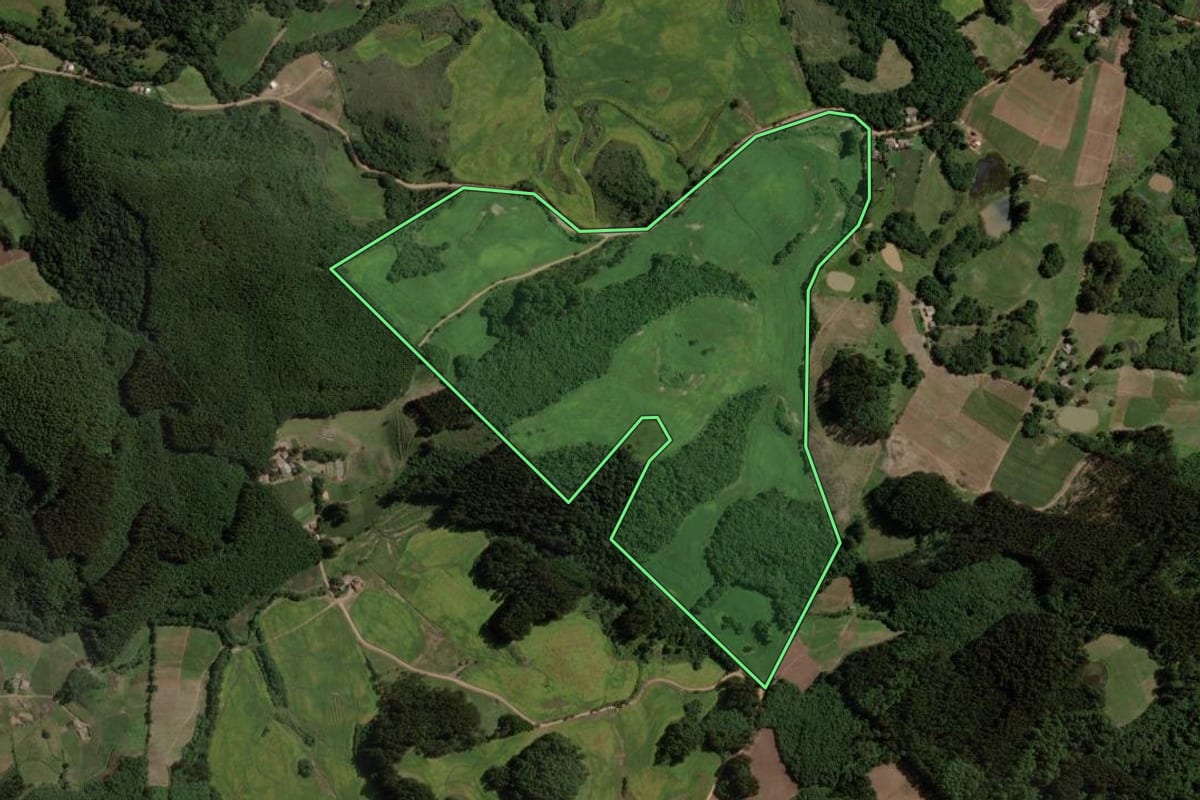 Imagem de satélite do imóvel rural em Gramado Xavier (RS), com o contorno declarado no CAR desenhado por cima.