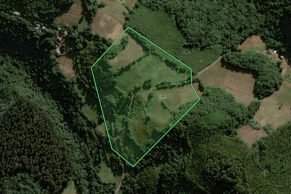 Imagem de satélite do imóvel rural em Gramado Xavier (RS), com o contorno declarado no CAR desenhado por cima.