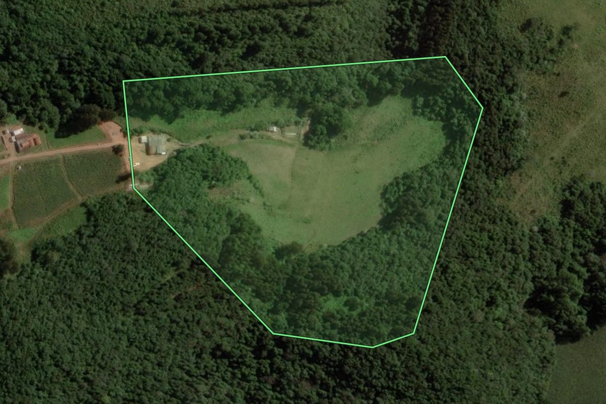 Imagem de satélite do imóvel rural em Gramado Xavier (RS), com o contorno declarado no CAR desenhado por cima.