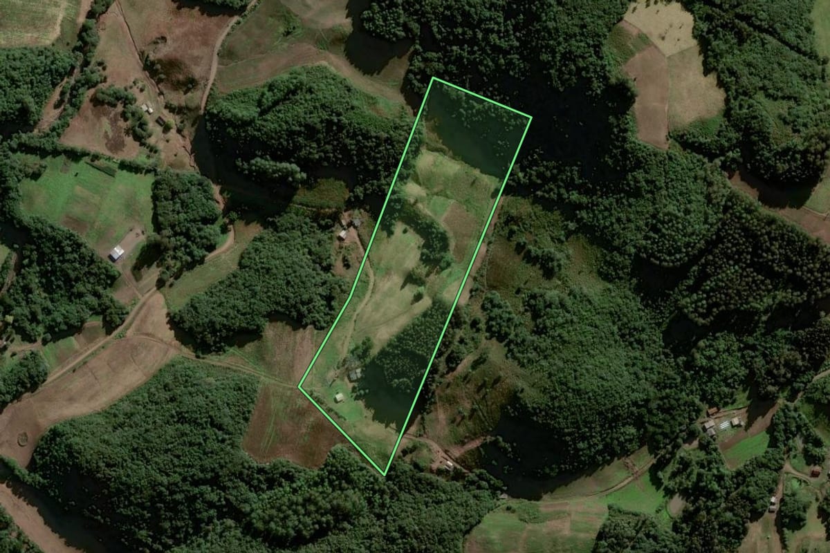 Imagem de satélite do imóvel rural em Gramado Xavier (RS), com o contorno declarado no CAR desenhado por cima.