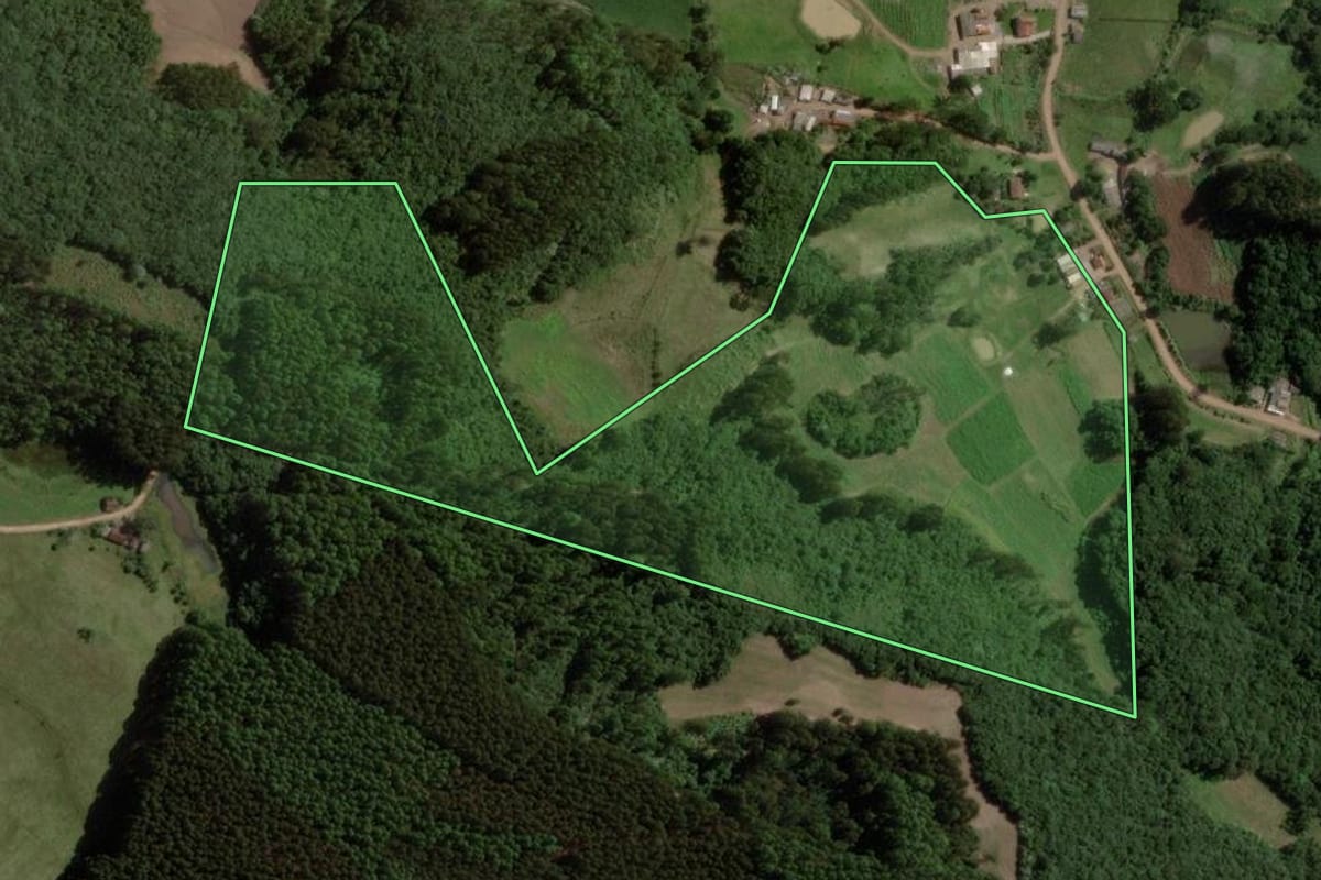 Imagem de satélite do imóvel rural em Gramado Xavier (RS), com o contorno declarado no CAR desenhado por cima.