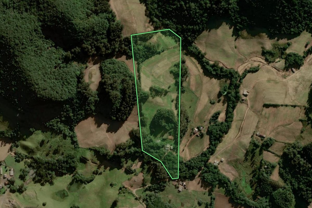 Imagem de satélite do imóvel rural em Gramado Xavier (RS), com o contorno declarado no CAR desenhado por cima.