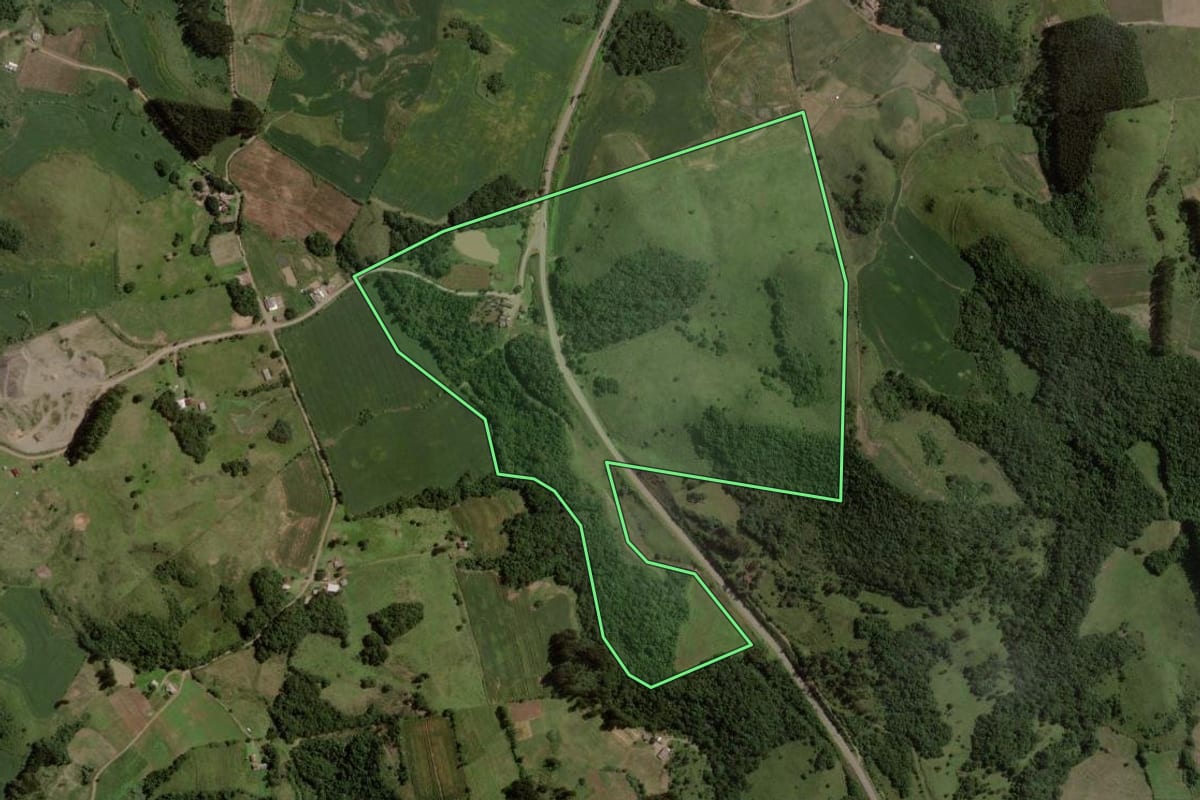 Imagem de satélite do imóvel rural em Gramado Xavier (RS), com o contorno declarado no CAR desenhado por cima.