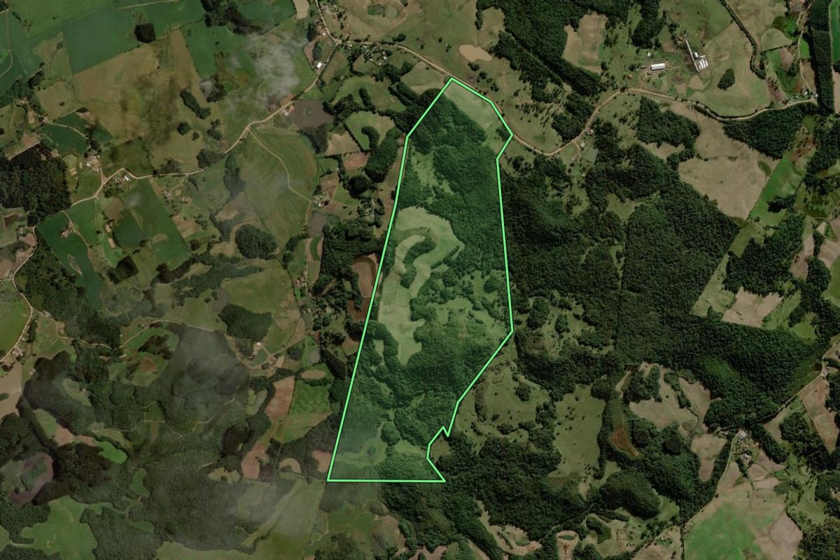 Imagem de satélite do imóvel rural em Gramado Xavier (RS), com o contorno declarado no CAR desenhado por cima.