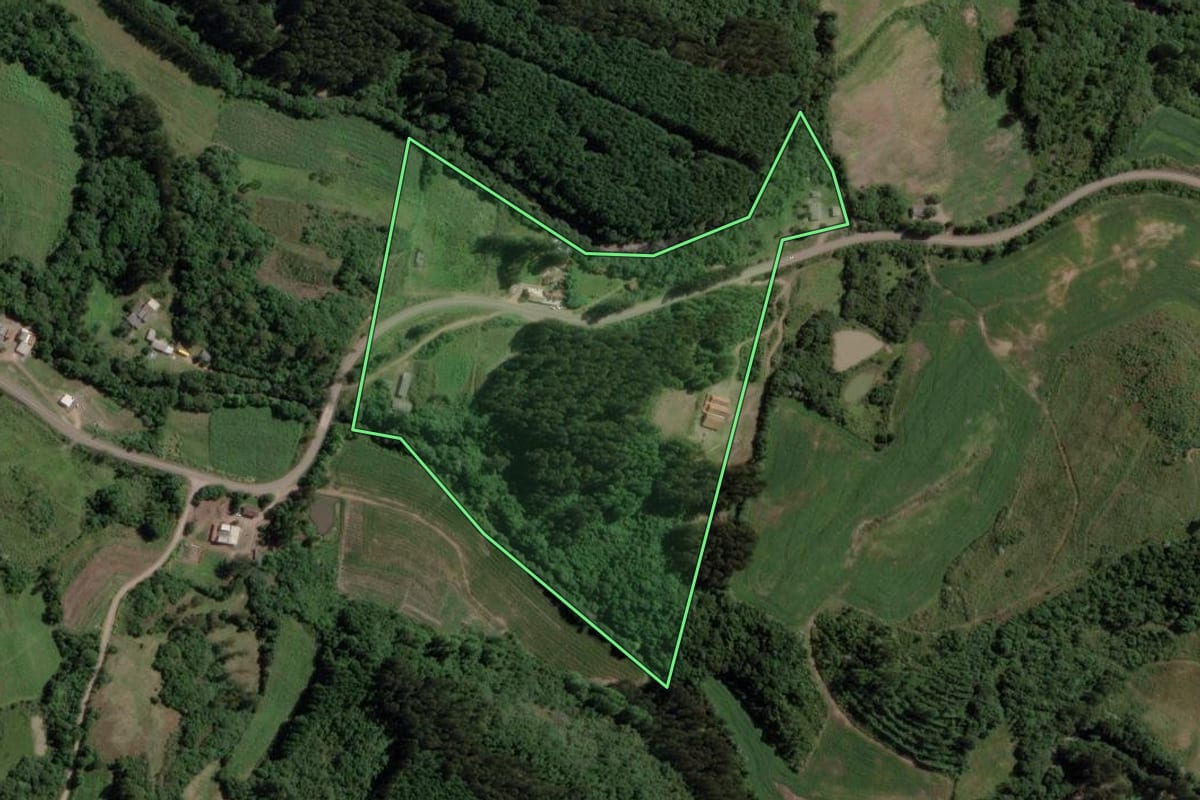 Imagem de satélite do imóvel rural em Gramado Xavier (RS), com o contorno declarado no CAR desenhado por cima.