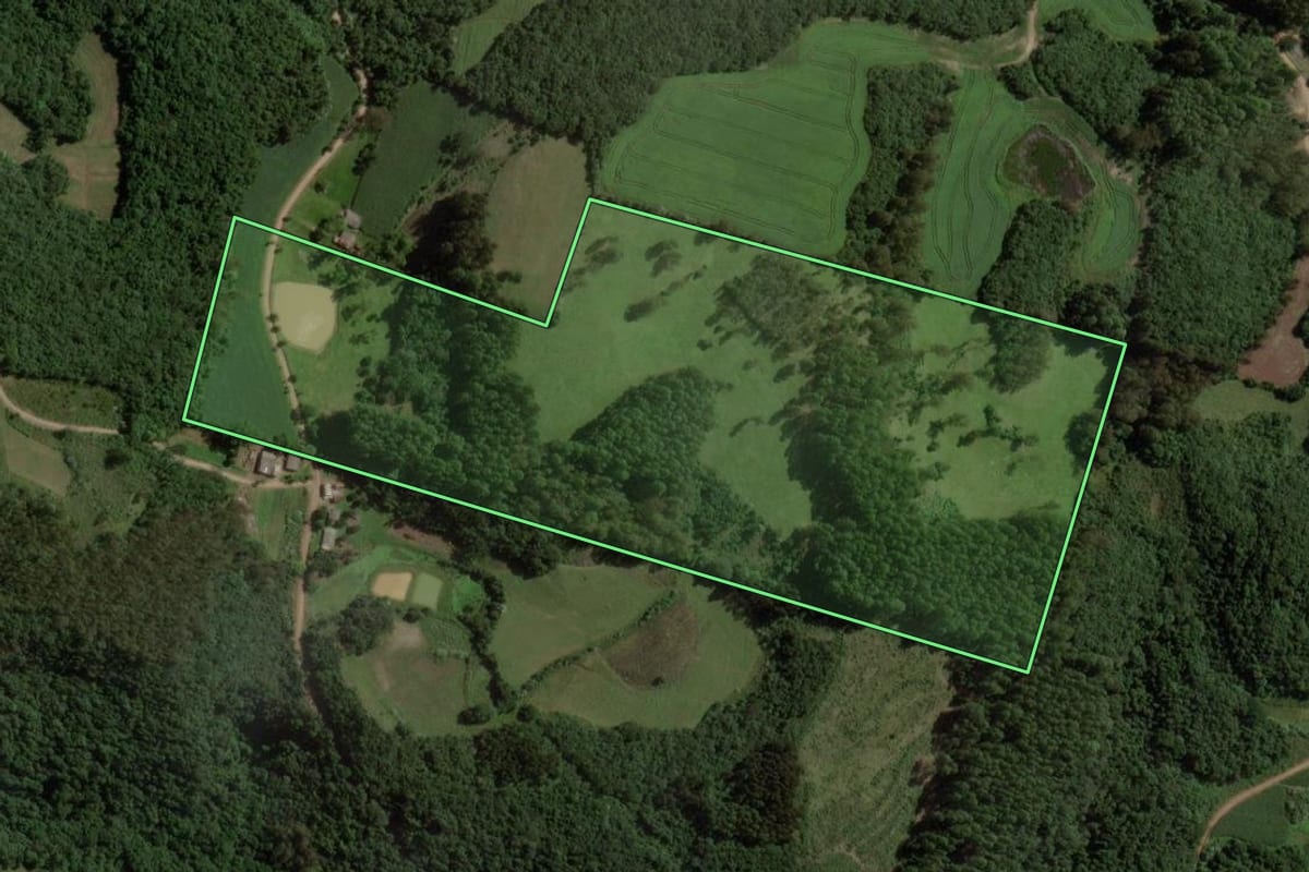 Imagem de satélite do imóvel rural em Gramado Xavier (RS), com o contorno declarado no CAR desenhado por cima.