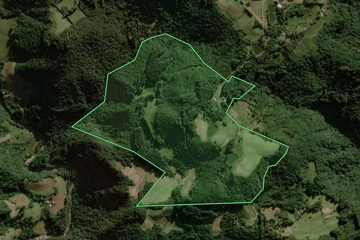 Imagem de satélite do imóvel rural em Gramado Xavier (RS), com o contorno declarado no CAR desenhado por cima.