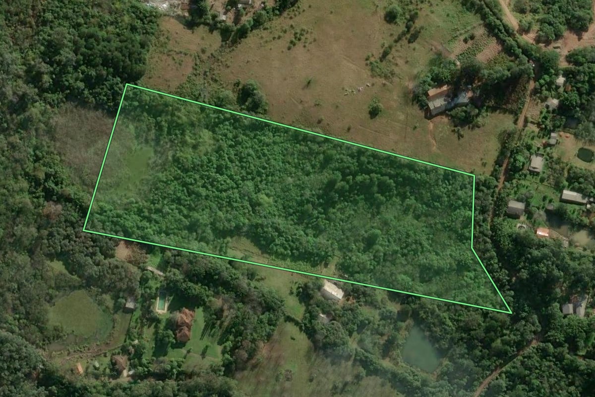 Imagem de satélite do imóvel rural em Gravataí (RS), com o contorno declarado no CAR desenhado por cima.
