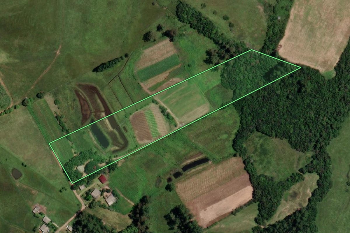 Imagem de satélite do imóvel rural em Gravataí (RS), com o contorno declarado no CAR desenhado por cima.