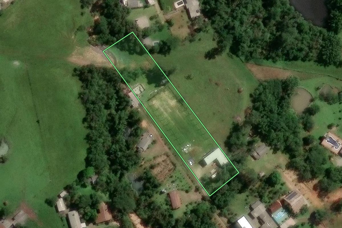 Imagem de satélite do imóvel rural em Gravataí (RS), com o contorno declarado no CAR desenhado por cima.