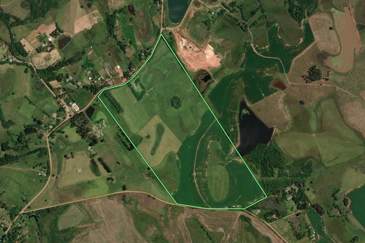 Imagem de satélite do imóvel rural em Gravataí (RS), com o contorno declarado no CAR desenhado por cima.