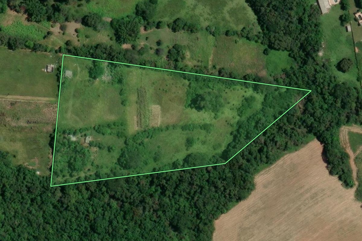 Imagem de satélite do imóvel rural em Gravataí (RS), com o contorno declarado no CAR desenhado por cima.