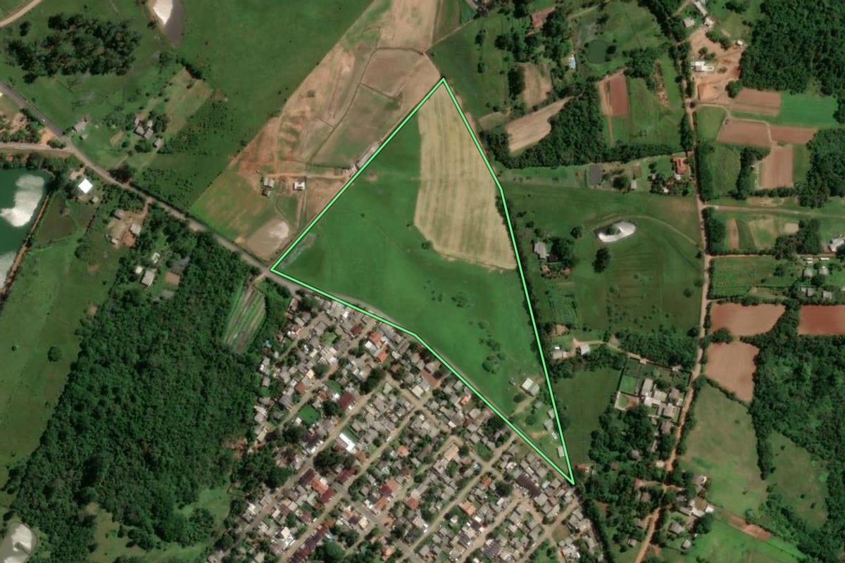 Imagem de satélite do imóvel rural em Gravataí (RS), com o contorno declarado no CAR desenhado por cima.