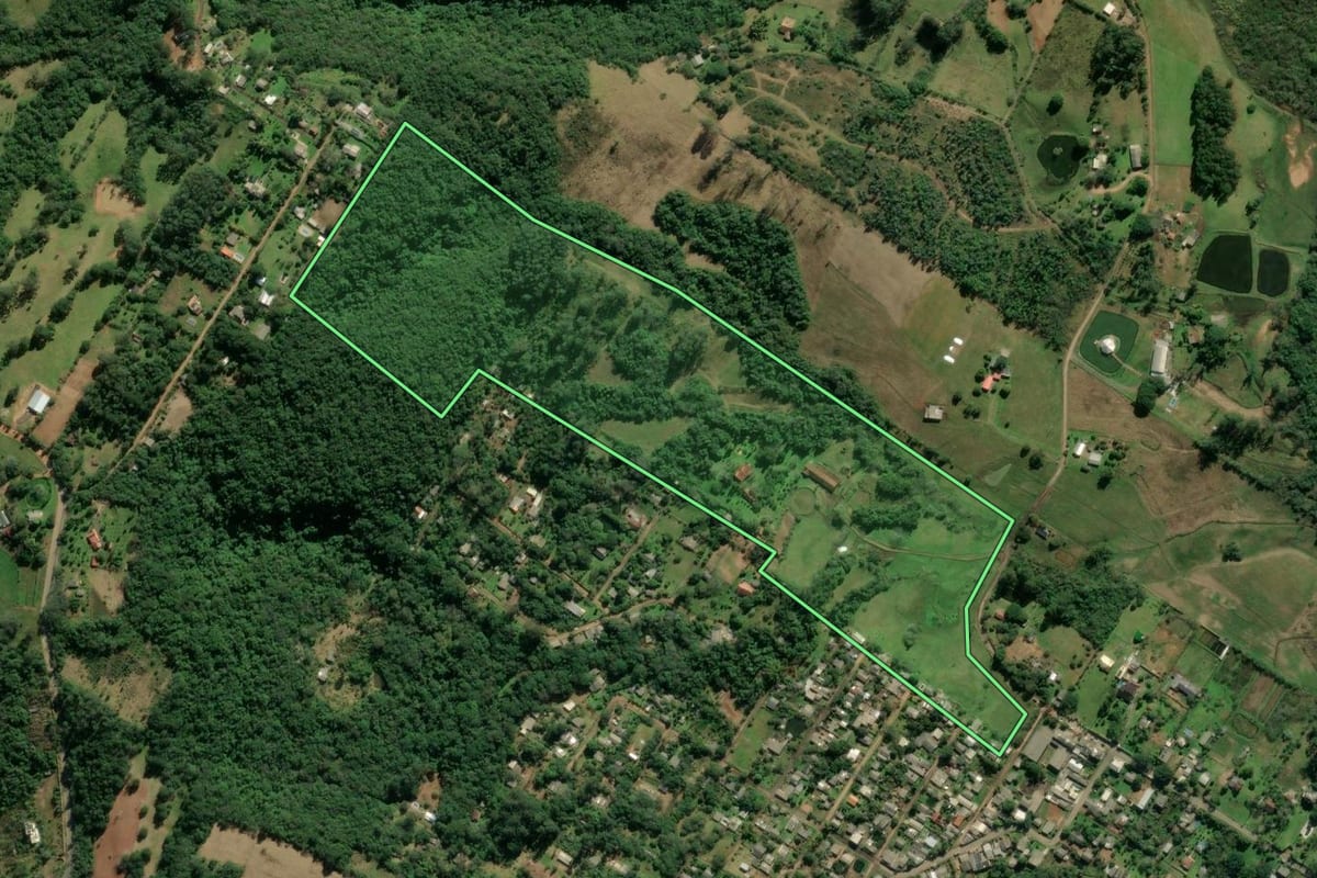 Imagem de satélite do imóvel rural em Gravataí (RS), com o contorno declarado no CAR desenhado por cima.
