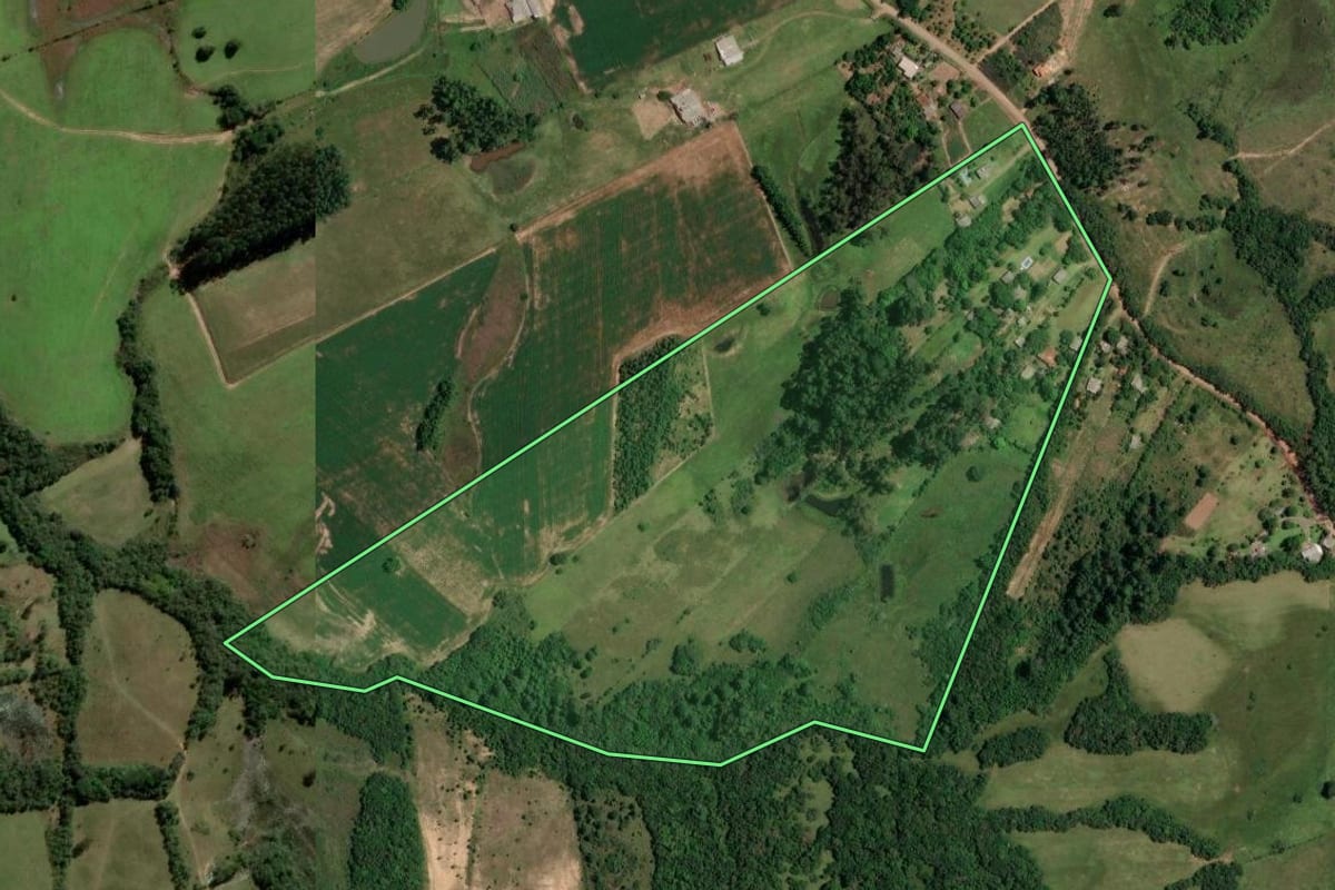 Imagem de satélite do imóvel rural em Gravataí (RS), com o contorno declarado no CAR desenhado por cima.