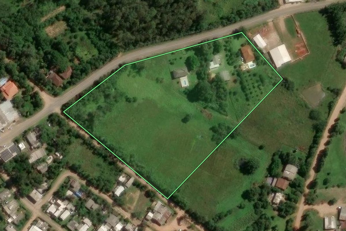 Imagem de satélite do imóvel rural em Gravataí (RS), com o contorno declarado no CAR desenhado por cima.