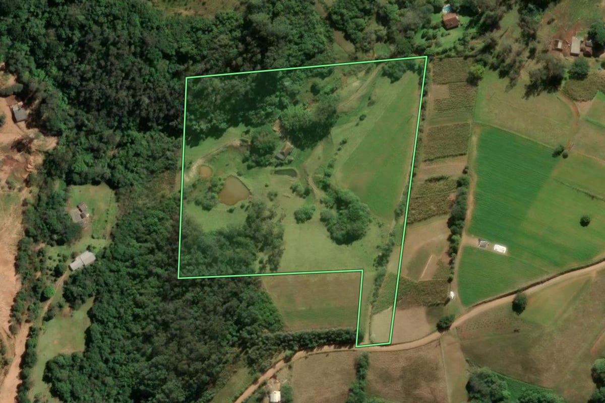 Imagem de satélite do imóvel rural em Gravataí (RS), com o contorno declarado no CAR desenhado por cima.