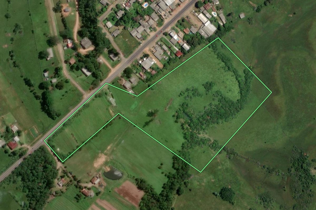 Imagem de satélite do imóvel rural em Gravataí (RS), com o contorno declarado no CAR desenhado por cima.