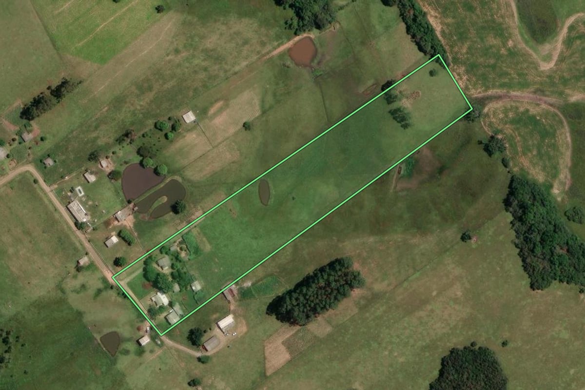 Imagem de satélite do imóvel rural em Gravataí (RS), com o contorno declarado no CAR desenhado por cima.