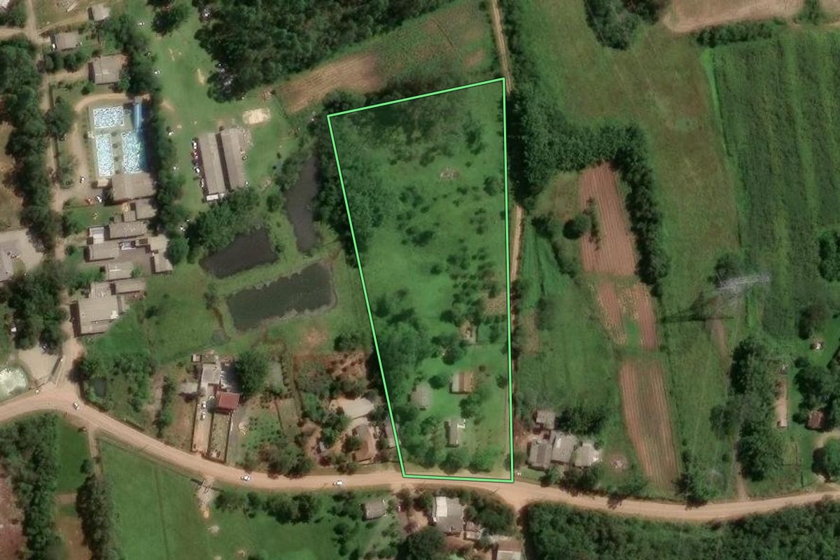 Imagem de satélite do imóvel rural em Gravataí (RS), com o contorno declarado no CAR desenhado por cima.