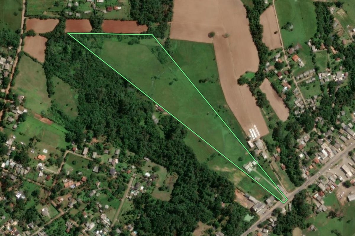 Imagem de satélite do imóvel rural em Gravataí (RS), com o contorno declarado no CAR desenhado por cima.