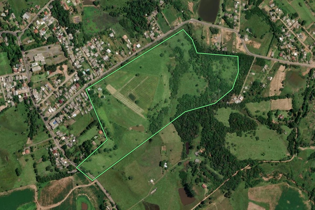 Imagem de satélite do imóvel rural em Gravataí (RS), com o contorno declarado no CAR desenhado por cima.