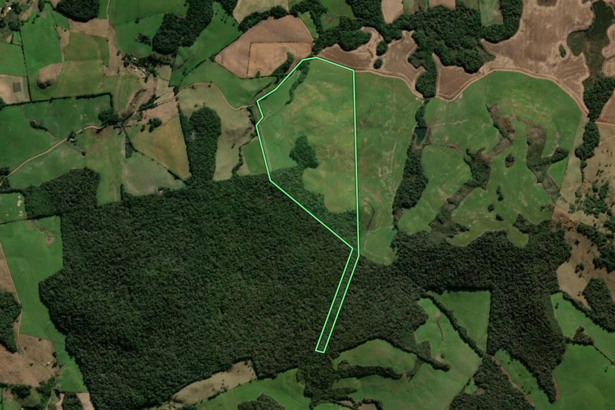Imagem de satélite do imóvel rural em Guabiju (RS), com o contorno declarado no CAR desenhado por cima.