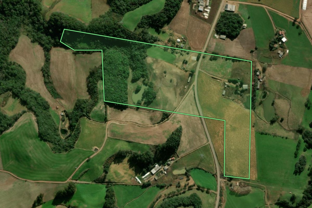 Imagem de satélite do imóvel rural em Guabiju (RS), com o contorno declarado no CAR desenhado por cima.