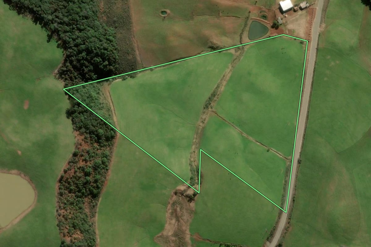 Imagem de satélite do imóvel rural em Guabiju (RS), com o contorno declarado no CAR desenhado por cima.