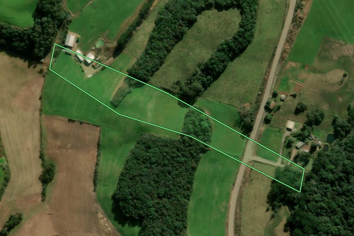 Imagem de satélite do imóvel rural em Guabiju (RS), com o contorno declarado no CAR desenhado por cima.
