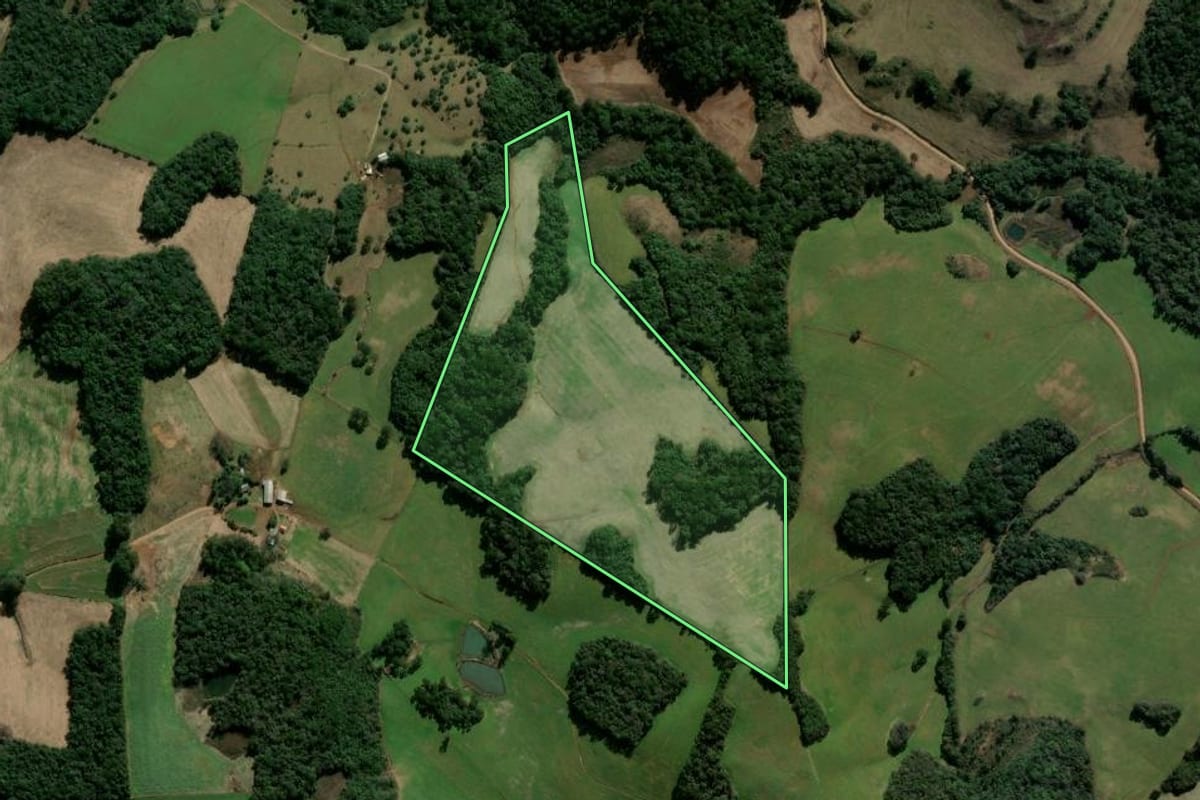 Imagem de satélite do imóvel rural em Guabiju (RS), com o contorno declarado no CAR desenhado por cima.